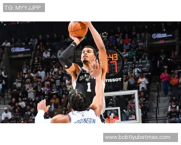 文班在比赛中受伤疑似左膝过度伸展治疗后返回替补席未能再次上场