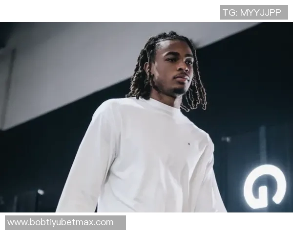 克洛尼首节火力全开四记三分狂砍13分1板1断展现神准外线能力